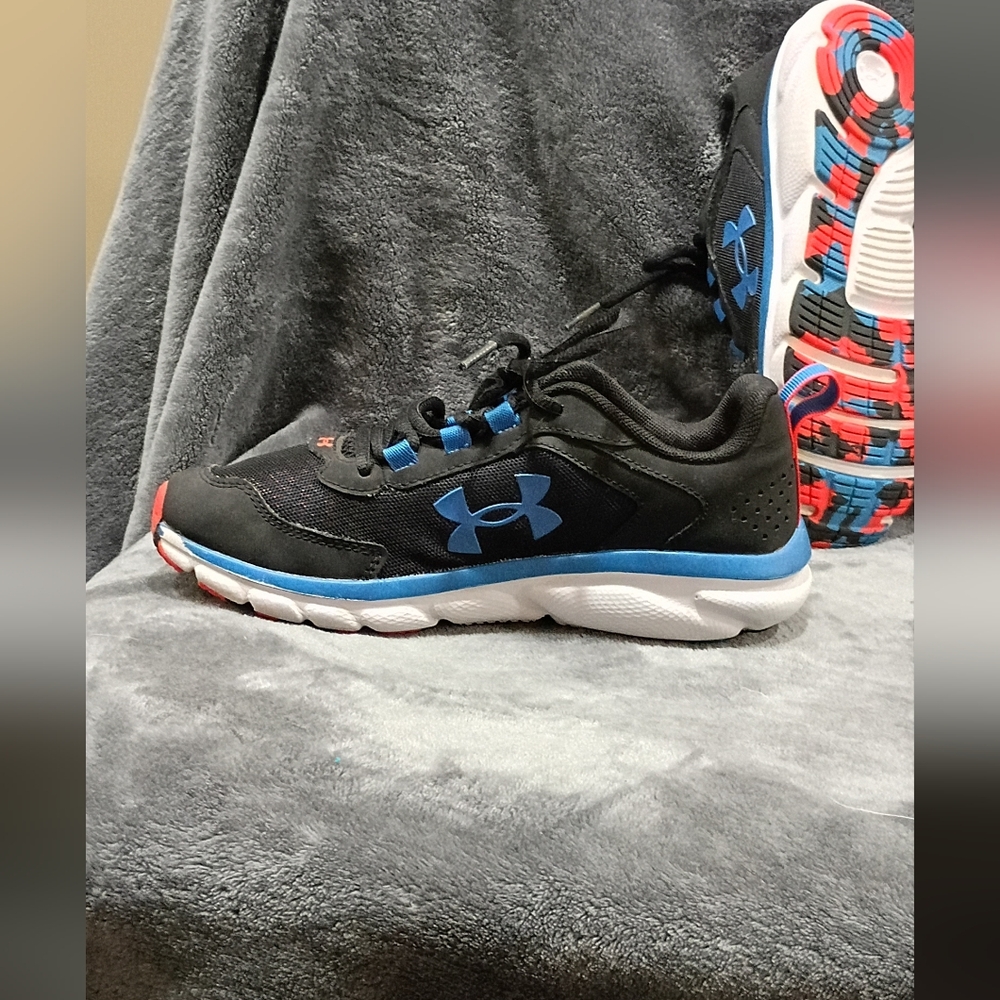 Under Armour Assert Running Shoes Big Kid Size 5Y Black and Blue GUC